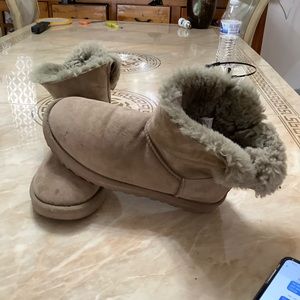 UGG Bailey 100%Authentic